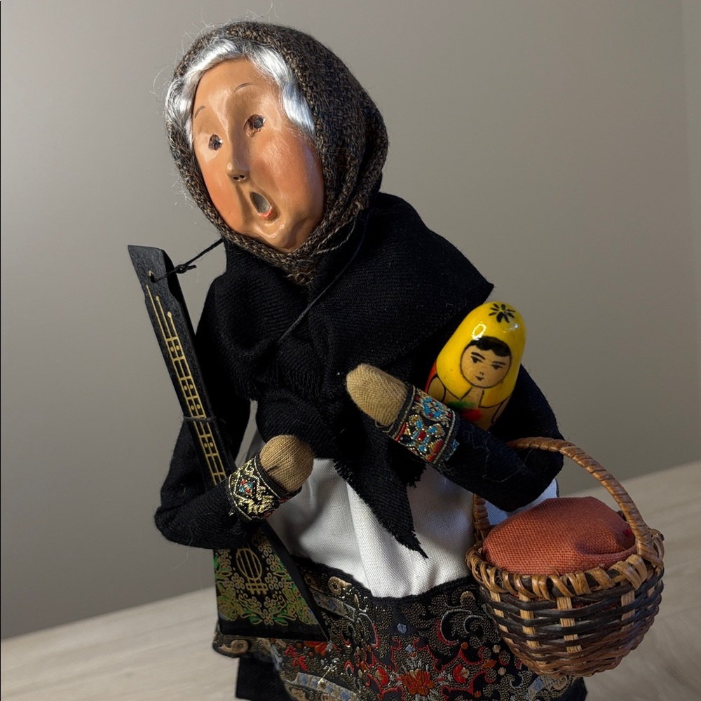 Byers Choice Carolers Babouska Russian Christmas Legend w/Balalaika/Nesting Doll - Picture 4 of 10